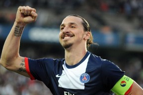 星空娱乐中国官网-“简阳文体中心：羽毛球赛场上演速度与技巧的巅峰对决”